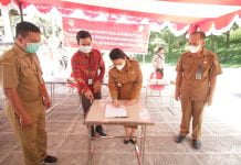 Bupati Karolin Serahkan CSR Bank Kalbar Kepada Pedagang Pasar Sehaq