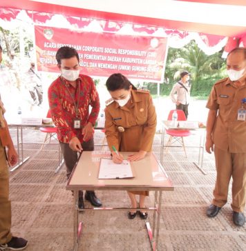 Bupati Karolin Serahkan CSR Bank Kalbar Kepada Pedagang Pasar Sehaq