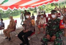 Danramil Sengah Temila Dampingi Bupati Landak Serahkan Bantuan CSR Kepada Pedagang UMKM
