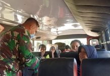 Penumpang Bus dan Pengunjung Warung Jadi Sasaran Pembagian Masker Anggota Zidam XII/Tanjungpura