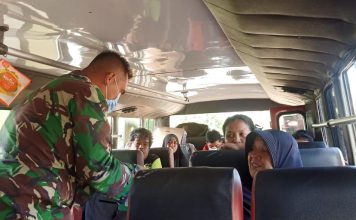 Penumpang Bus dan Pengunjung Warung Jadi Sasaran Pembagian Masker Anggota Zidam XII/Tanjungpura