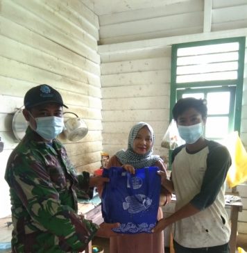Anggota Zidam XII/Tanjungpura Serahkan Bantua Paket Sembako Kepada Warga di Dusun Dua Sekayam