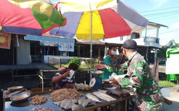 Sambangi Pasar, Kapten Czi Sihotang Bagikan Masker Kepada Warga dan Pedagang