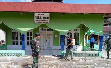 Strerilisasi Rumah Ibadah, Anggota Zidam XII/Tanjungpura Lakukan Penyemprotan Disinfektan