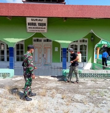 Strerilisasi Rumah Ibadah, Anggota Zidam XII/Tanjungpura Lakukan Penyemprotan Disinfektan