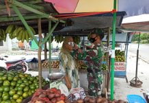Anggota Denzibang 2/Palangkaraya Bagikan Masker Kepada Pedagang di Pasar Buah
