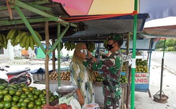 Anggota Denzibang 2/Palangkaraya Bagikan Masker Kepada Pedagang di Pasar Buah