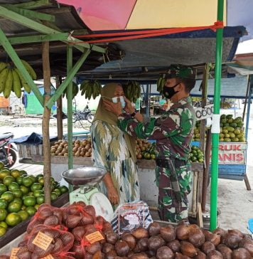Anggota Denzibang 2/Palangkaraya Bagikan Masker Kepada Pedagang di Pasar Buah