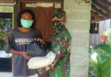 Anggota Zidam XII/Tanjungpura Serahkan Bantuan Sembako Bagi Warga Terdampak Pandemi di Nanga Pinoh