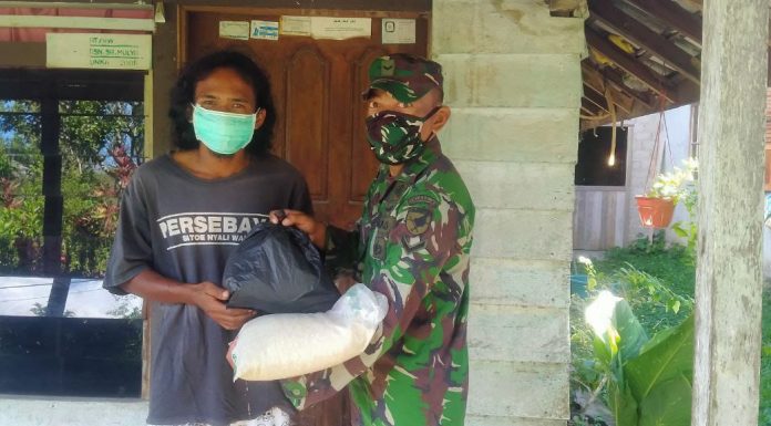 Anggota Zidam XII/Tanjungpura Serahkan Bantuan Sembako Bagi Warga Terdampak Pandemi di Nanga Pinoh