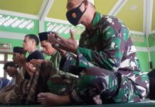 Anggota Subdenzibang 02/Singkawang Gelar Ibadah Bersama Warga di Sanggau Ledo