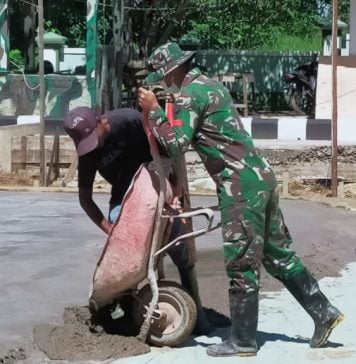 Anggota Zidam XII/Tanjungpura Sertu Sudarsono Bangun Sarana Olah Raga Untuk Warga di Beduwai