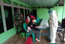 Babinsa Koramil Sengah Temila Dampingi TGC Puskesmas Sebangki Lakukan Tracing