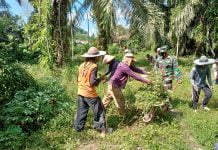 Wujudkan Kemanunggalan TNI, Anggota Denzibang 2/Palangkaraya Gelar Kerja Bhakti Besama Warga