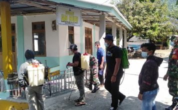 Cegah Penyebaran Covid-19, Anggota Zidam XII/Tanjungpura Semprot Disinfektan di Tempat Ibadah