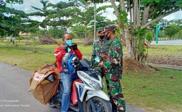 Tekan Penyebaran Covid-19, Anggota Denzobang 2/Palangkayara Bagikan Masker ke Pengguna Jalan