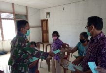 Peduli Kesehatan Warga, Babinsa Koramil 1201-09/Sengah Temila Bagikan Masker