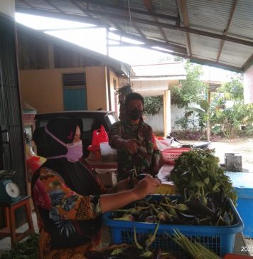 Babinsa Air Besar Imbau Pedagang Pasar Serimbu Tetap Terapkan Prokes