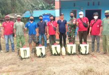 Babinsa Air Besar Bersama Bhabinkamtibmas Lakukan Penyemprotan Disinfektan Diperumahan dan Tempat Ibadah