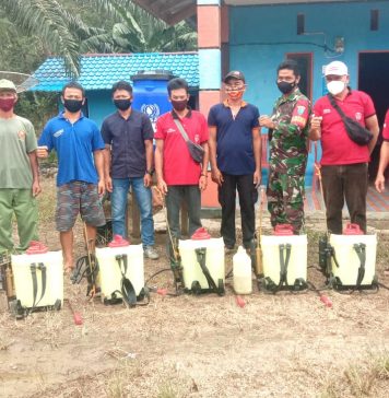 Babinsa Air Besar Bersama Bhabinkamtibmas Lakukan Penyemprotan Disinfektan Diperumahan dan Tempat Ibadah