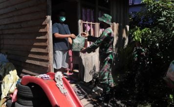Ringankan Beban Warga Terdampak Pandemi Zidam XII/Tanjungpura Salurkan Paket Sembako