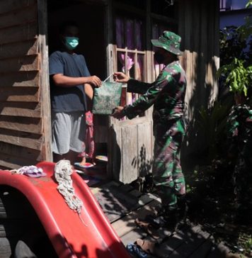 Ringankan Beban Warga Terdampak Pandemi Zidam XII/Tanjungpura Salurkan Paket Sembako