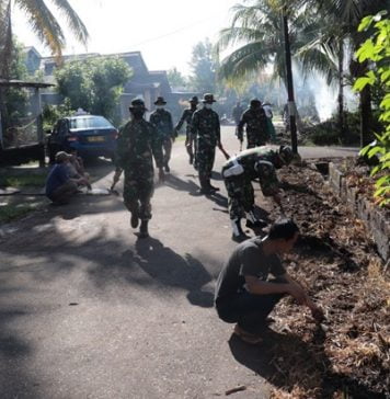 Pererat Silaturahmi, Zidam XII/TPR Gelar Kerja Bakti Bersama Warga