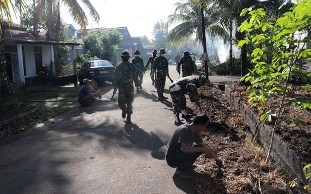 Pererat Silaturahmi, Zidam XII/TPR Gelar Kerja Bakti Bersama Warga