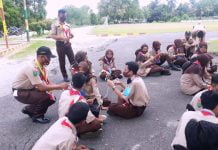 Anggota Pramuka SMK Muhammadiyah Sintang Diberikan Pelatihan Pionerring Oleh Personil Densibang 1/Stg