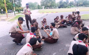 Anggota Pramuka SMK Muhammadiyah Sintang Diberikan Pelatihan Pionerring Oleh Personil Densibang 1/Stg