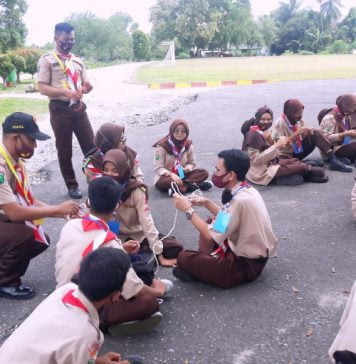 Anggota Pramuka SMK Muhammadiyah Sintang Diberikan Pelatihan Pionerring Oleh Personil Densibang 1/Stg