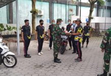 Bagikan Masker ke Satpam Bank, Denzibang 2/XII Palangkaraya Terus Ajak Masyarakat Patuhi Prokes