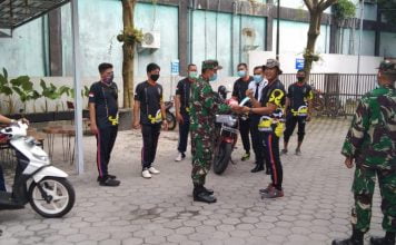 Bagikan Masker ke Satpam Bank, Denzibang 2/XII Palangkaraya Terus Ajak Masyarakat Patuhi Prokes