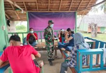 Anggota Zidam XII/Tanjungpura Bagikan Masker Kepada Warga dan Himbau Selalu Terapkan Prokes