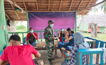 Anggota Zidam XII/Tanjungpura Bagikan Masker Kepada Warga dan Himbau Selalu Terapkan Prokes