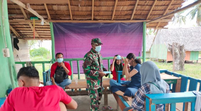 Anggota Zidam XII/Tanjungpura Bagikan Masker Kepada Warga dan Himbau Selalu Terapkan Prokes