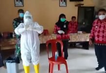 Tinjau Posko PPKM di Semedang, Koramil Air Besar dan Satgas Covid-19 Peragakan Penggunaan APD