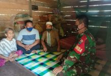 Babinsa Koramil Air Besar Anjangsana ke Rumah Warga Lansia