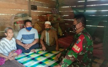 Babinsa Koramil Air Besar Anjangsana ke Rumah Warga Lansia