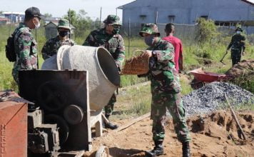 Anggota Zidam XII/Tpr Bersama Warga Bagun Jalan