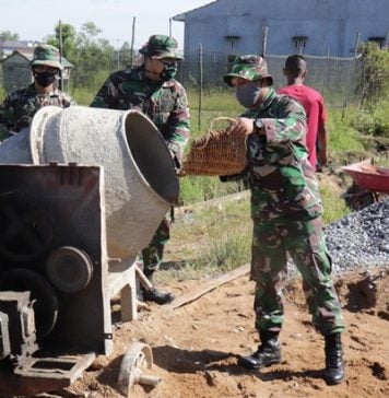 Anggota Zidam XII/Tpr Bersama Warga Bagun Jalan