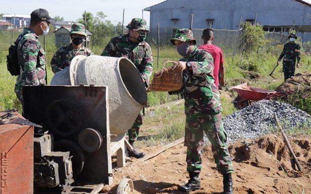 Anggota Zidam XII/Tpr Bersama Warga Bagun Jalan