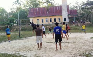 Jaga Kebugaran Tubuh Anggota Denzibang 1/Sintang Olah Raga Bersama Warga
