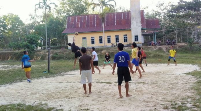 Jaga Kebugaran Tubuh Anggota Denzibang 1/Sintang Olah Raga Bersama Warga