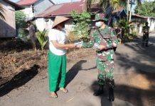 Zidam XII/Tpr Sosialisasi Prokes dan Bagi Masker Kepada Warga
