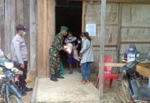 Babinsa Air Besar dan Bhabinkamtibmas Dampingi Penyaluran BPNT