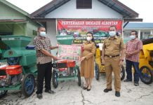 Bupati Karolin Serahkan Bantuan Alsintan Brigade