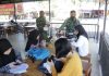 Bagikan Masker Kepada Pangunjung Cafe, Anggota Zidam XII/Tpr Ingatkan Pentingnya Prokes