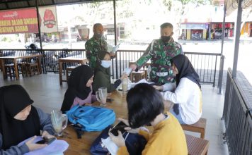 Bagikan Masker Kepada Pangunjung Cafe, Anggota Zidam XII/Tpr Ingatkan Pentingnya Prokes