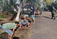 Zidam XII/Tpr Bersama Warga Bersihkan Saluran Parit Cegah Banjir
